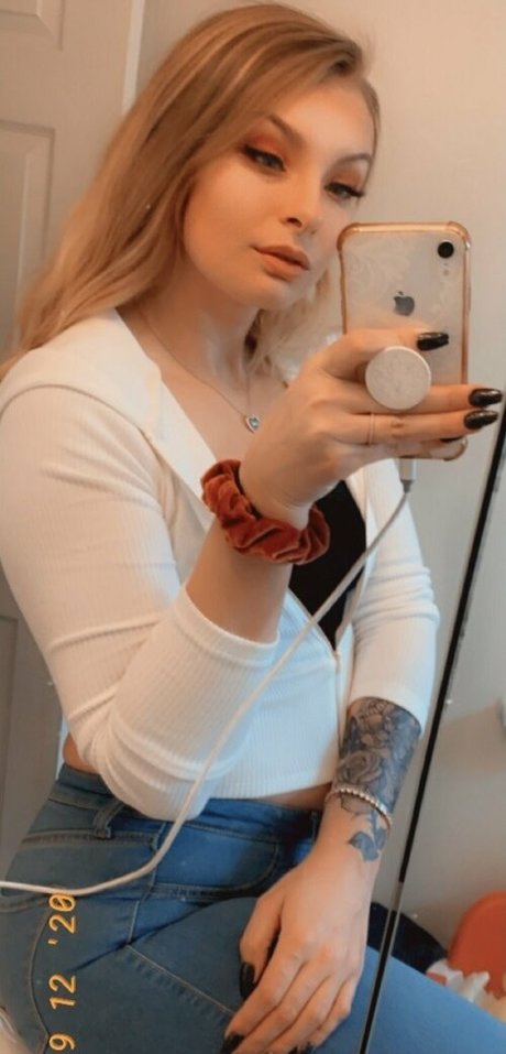 carlyraeofficial nus de stars du porno image