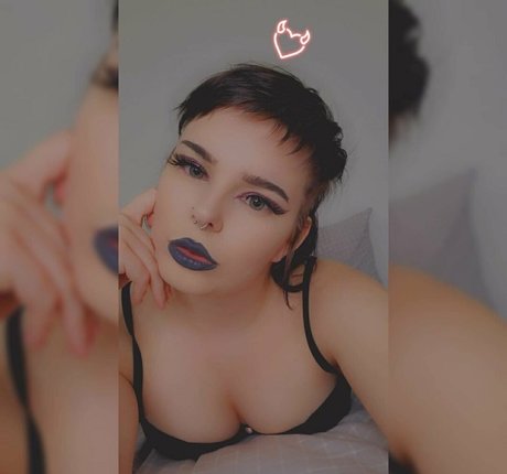 strip-tease blond uniquementfans bien chaud images