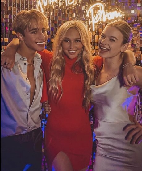 Ella Horan haut modèle galerie