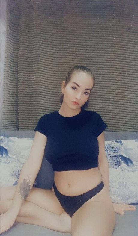 anyabrunette modèle joli des photos