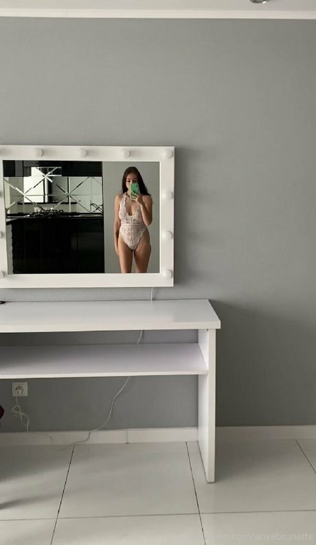 anyabrunette étoile chaude image