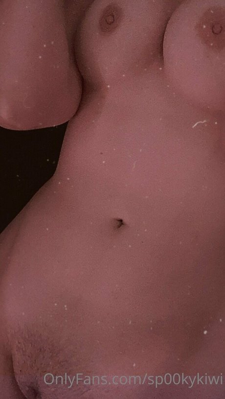 sp00kykiwi joli modèle des photos