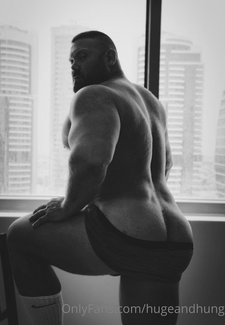 hugeandhung modèle érotique des photos