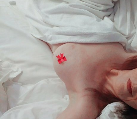 FlowersAndScars actrice sexy img