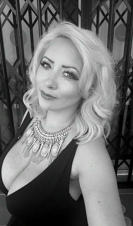 chaton courbé onlyfans exclusif images