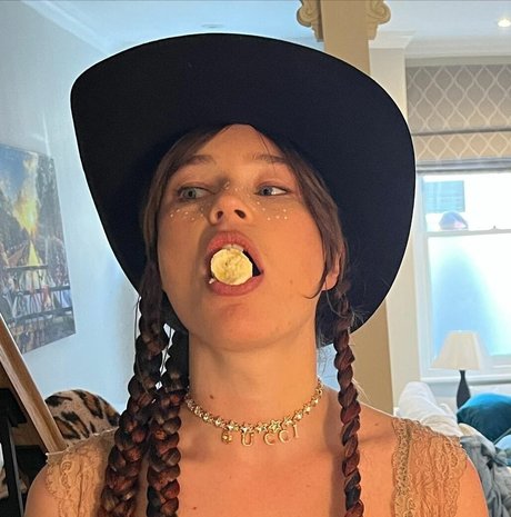 Rhian Teasdale modèle érotique images