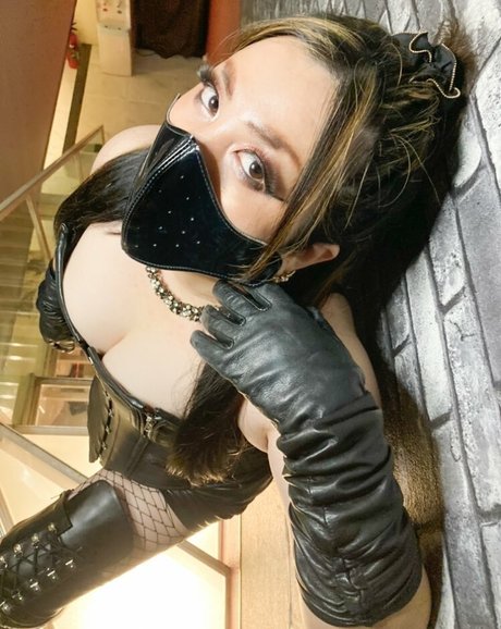 fille courbée dà côté onlyfans xxx sympa collection