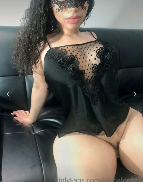 Lannalatina modèle nu collection