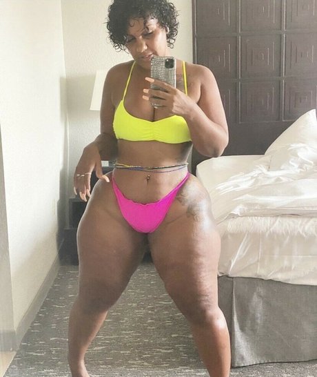 esmy v actrice sexy des photos