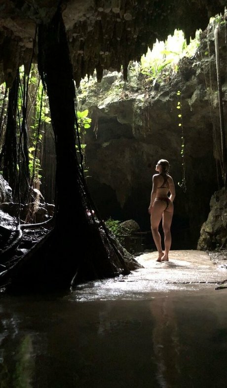 goth épais onlyfans assez érotique image