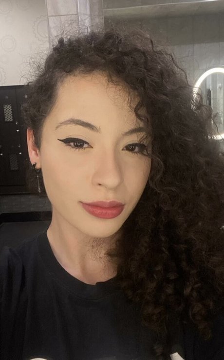 Curly Exotic top star photos