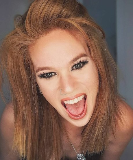 Hollie Bennett art modèle archive