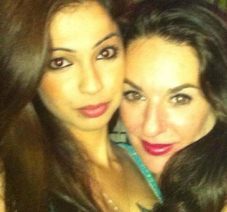 Zareen Zoya Khan art étoile image