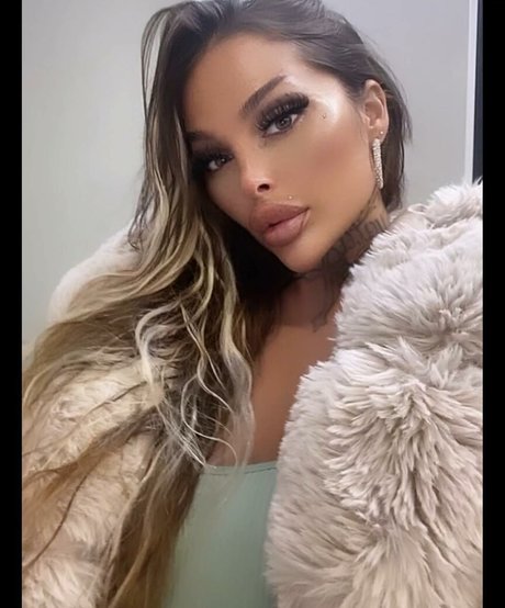 lola official modèle sexy img