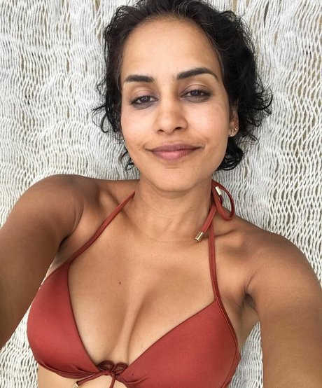 Agam Darshi actrice érotique des photos