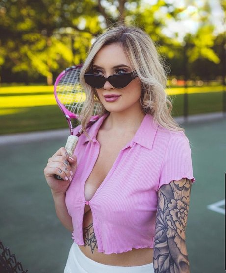 fille courbée dà côté onlyfans exclusivité érotique archive