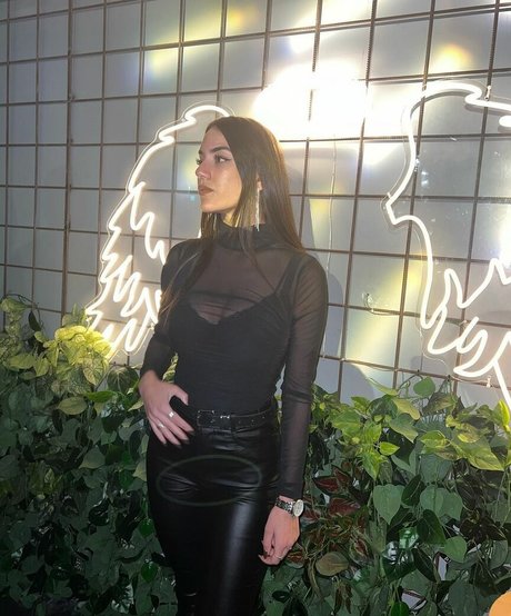 Sara Avni modèle hd photo