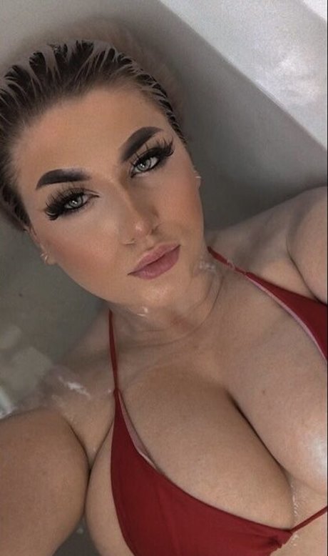 visage onlyfans assez chaud image