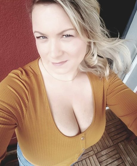 milf aux cheveux noirs onlyfans parfait et sexy des photos