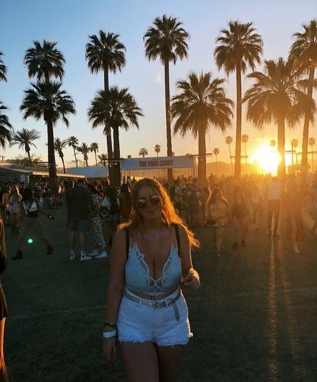 fille courbée dà côté onlyfans meilleur sympa collection