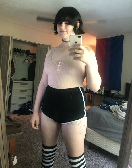 Scarlet Skeie nus de stars du porno des photos