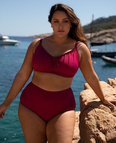 rousse aux gros seins onlyfans érotique en haute qualité photo