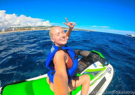 DJ Kaila Troy star du porno en haute qualité photo