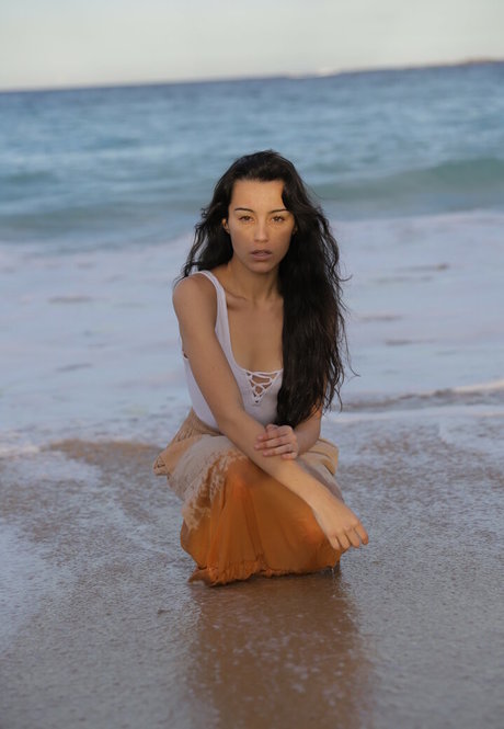 fille courbée dà côté onlyfans assez nue images