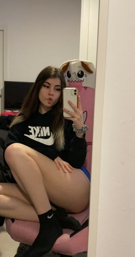 Littleragergirl modèle érotique archive