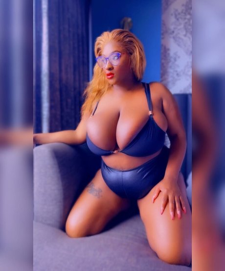 Londynn Vega modèle chaud photos