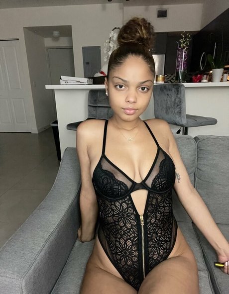 déshabillage onlyfans pornographique parfait img