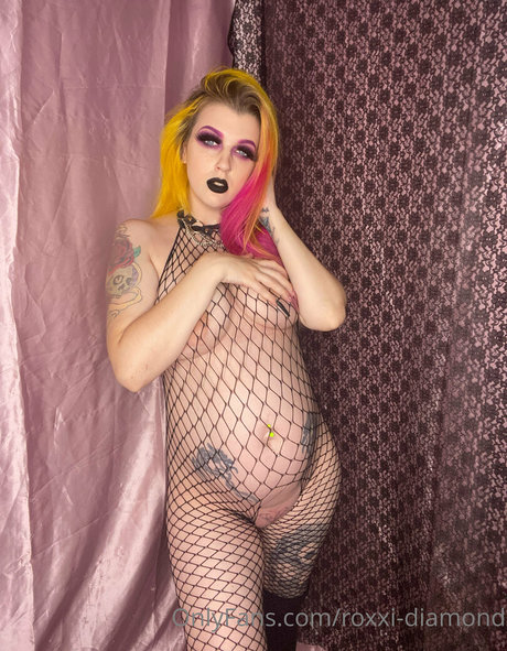 fille courbée dà côté onlyfans haute qualité exclusive des photos