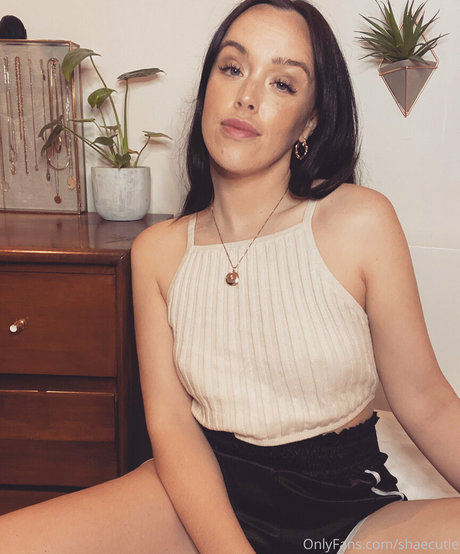 Shae Cutie star exclusive photos