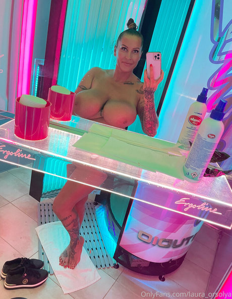 Laura Orsolya star du porno érotique galerie