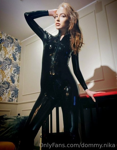 dommy nika haut étoile galerie