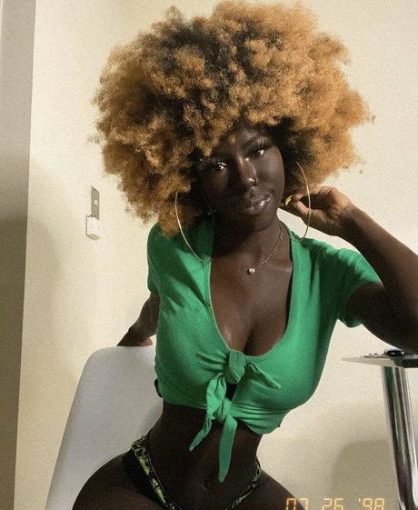 Lazelle Doll étoile exclusive photo