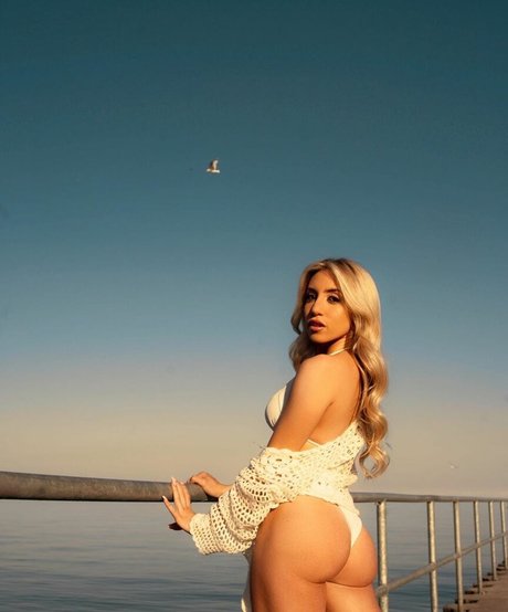 Eva Rende star du porno en haute qualité photos