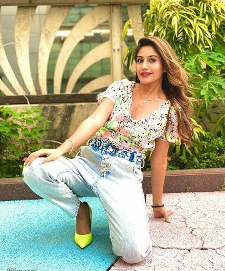 Surbhi Chandna star pornographique image