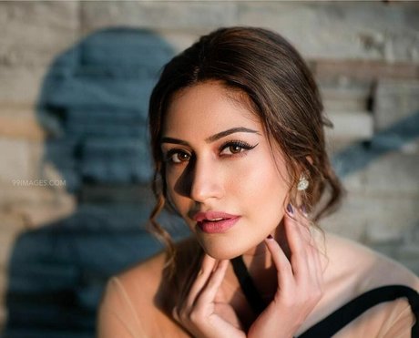 Surbhi Chandna belle étoile galerie