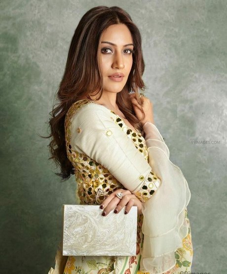 Surbhi Chandna actrice porno photos