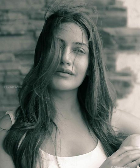 Surbhi Chandna modèle exclusif photo