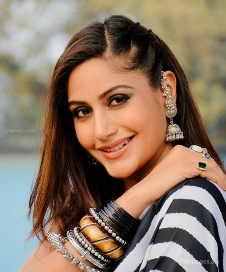 Surbhi Chandna étoile de haute qualité galerie