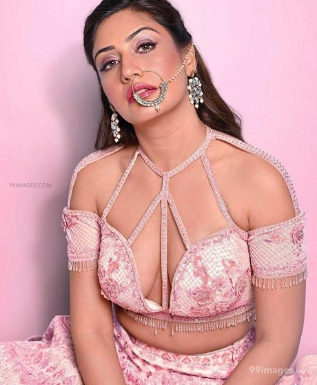Surbhi Chandna étoile adulte image