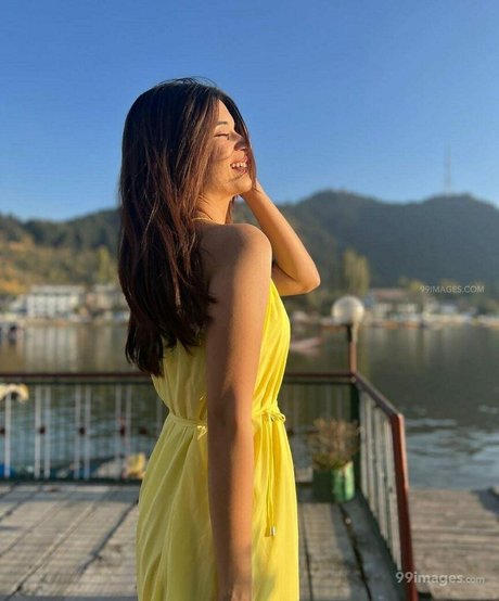 Bhavika Sharma star du porno sexy des photos