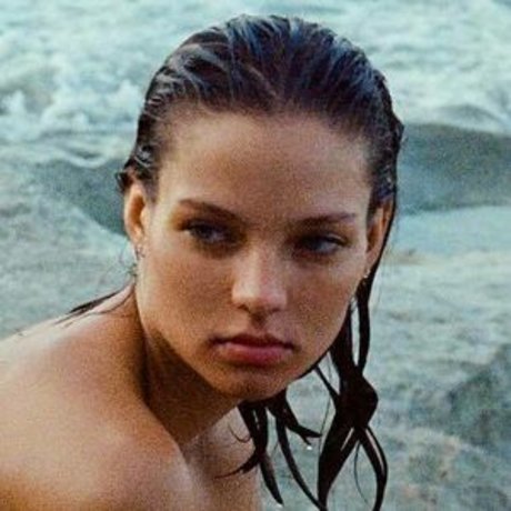 Alesya Kafelnikova haut étoile image