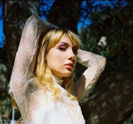 Hannah Marks actrice de grande qualité photo