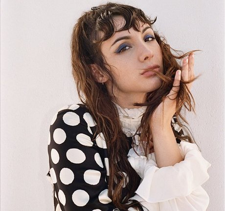 Hannah Marks nus étoiles collection