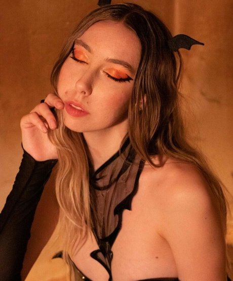 EllaMooncak actrice de nus img