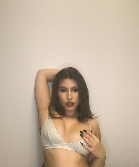 BadLexa actrice de nus galeries