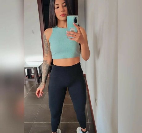 Daniela Morelyscastillo modèle sexy photo